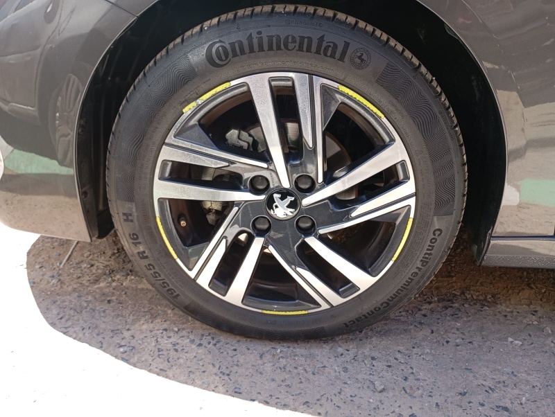 Car image 14