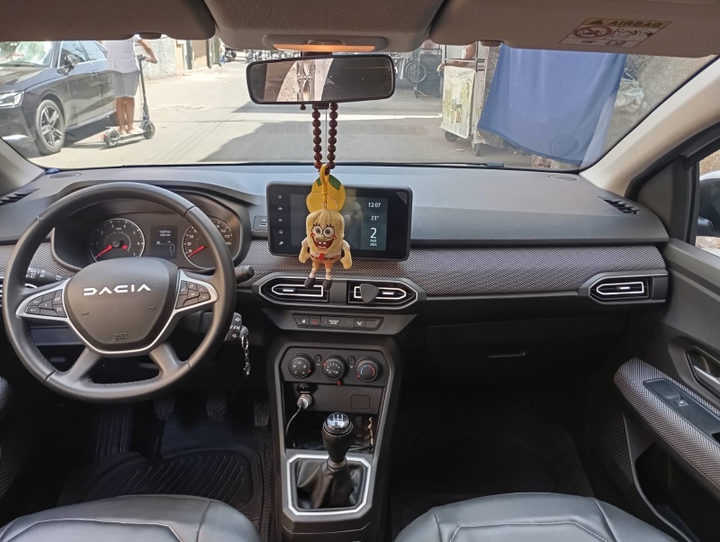 Car image 12