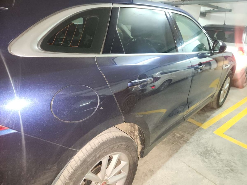 Car image 19